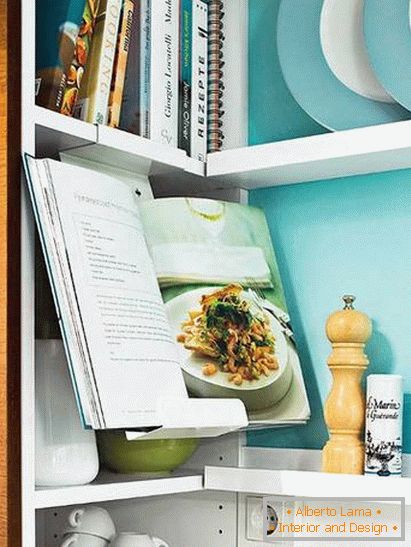 Könyvek és edények egy kis konyha türkiz színű