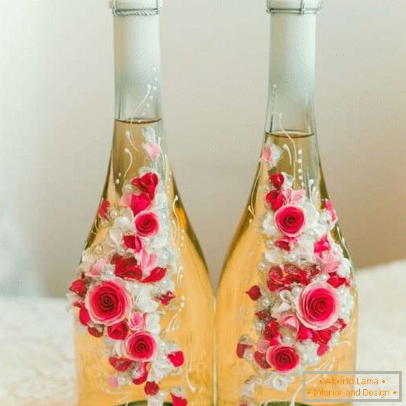 Hogyan kell díszíteni egy üveg pezsgőt esküvőre virággal