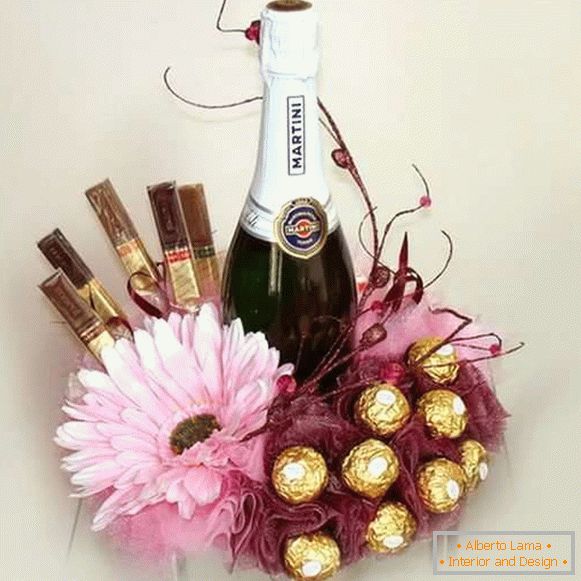 Egy üveg pezsgő díszítése cukorkákkal és virágokkal - fénykép