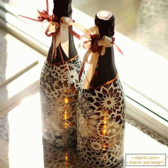 Egy üveg pezsgő díszítése csipkével és szalagokkal