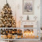 Gyertyák és egy karácsonyfa a kandalló mellett