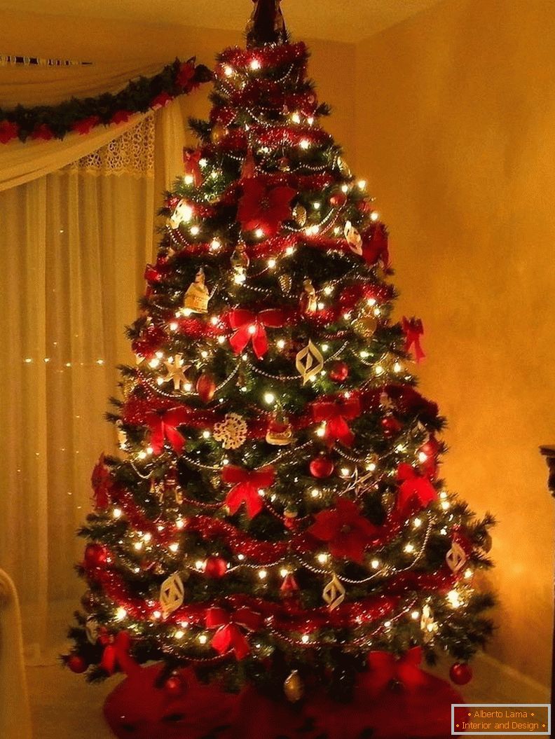Karácsonyfa füzérekkel