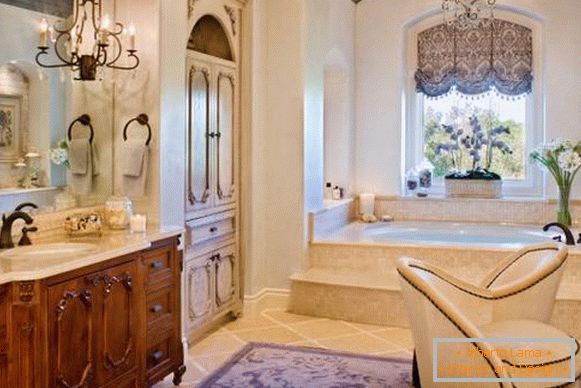 Luxus fürdőszoba gyönyörű ablakkal