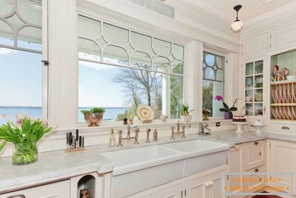 Egyszerű és szép ablak dekoráció a konyhában