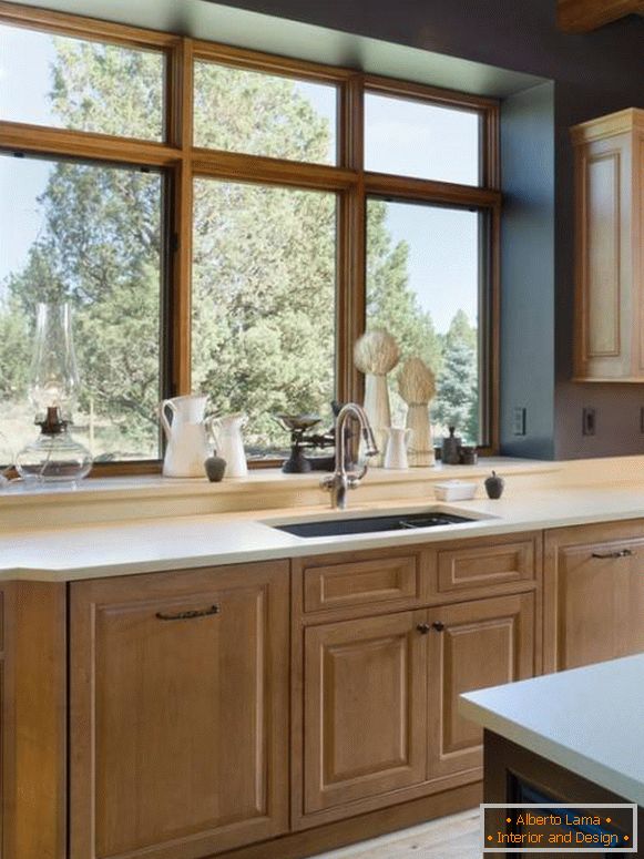 Gyönyörű ablakpárkány dekoráció a konyhában