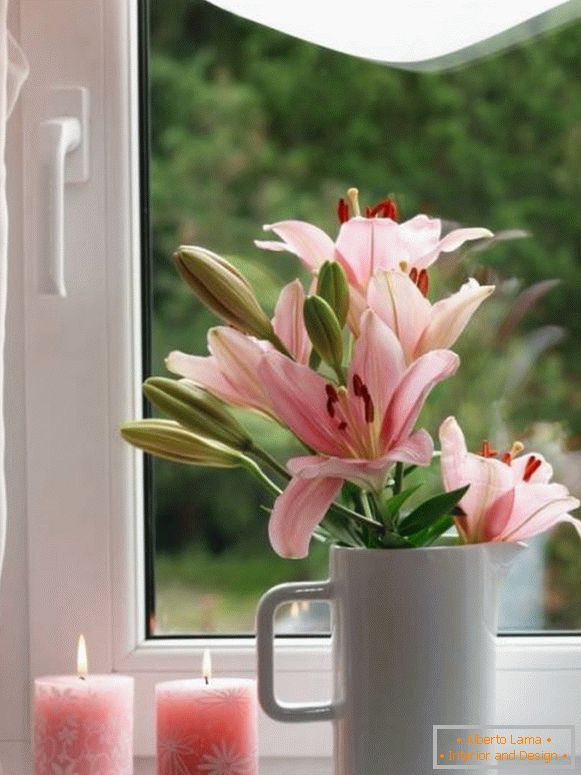 Gyertyák és virágok az ablakpárkányon
