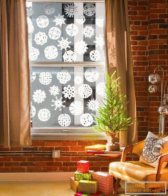 Vágja és ragassza a hópelyheket az új évek ablakain