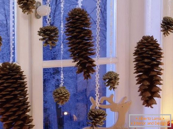 Karácsonyi dekoráció az ablakok a belső - fotó természetes anyagok