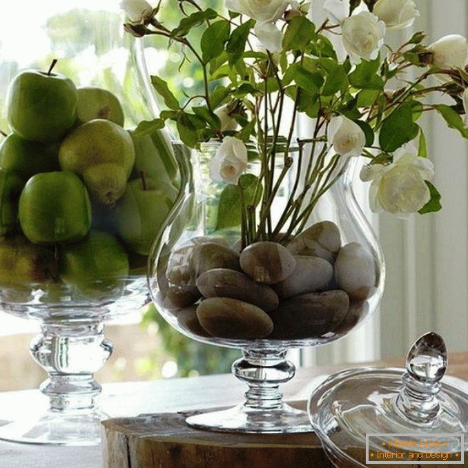 Váz dekoráció kővel és gyümölcsökkel