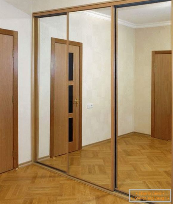 Tükrös ajtók a beépített szekrény-rekeszhez