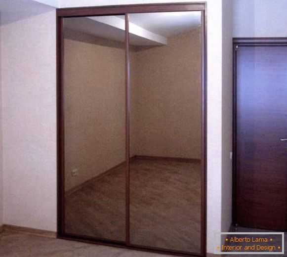 Beépített szekrény két tükrös ajtóval
