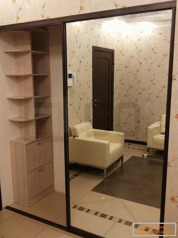 Beépített ruhásszekrény tükörajtókkal a folyosó belsejében