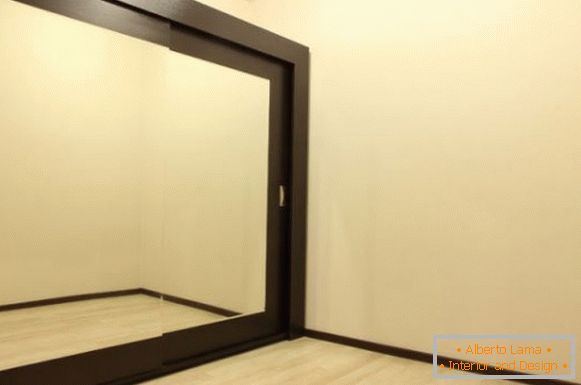 Beépített szekrény tükrös ajtókkal és fa díszítéssel