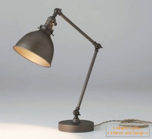 Asztali lámpa a lámpaernyővel