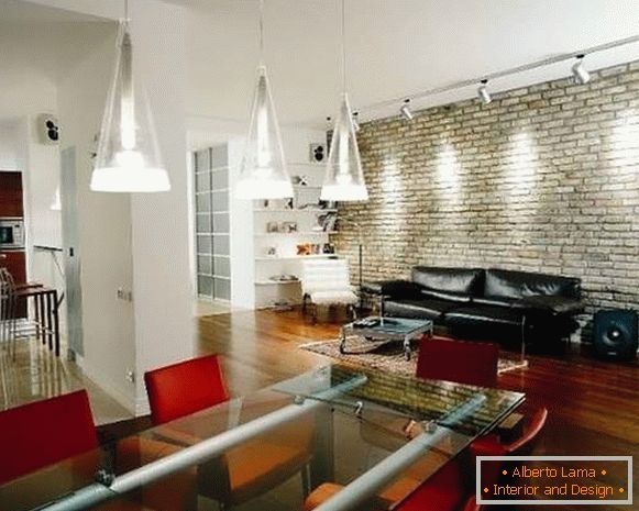 A kétszobás lakás padlóburkolatának belső kialakítása - a nappaliban lévő konyha képe