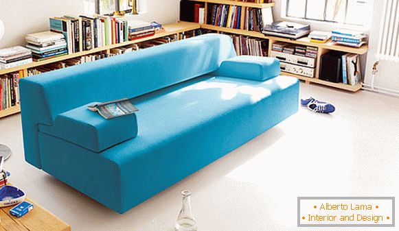 Tüskés kanapé a világos nappaliban