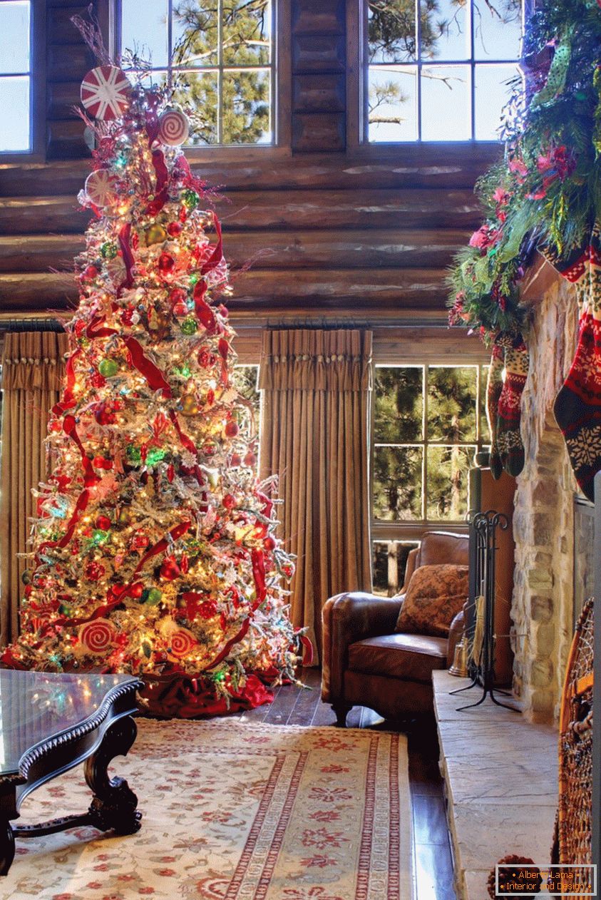 Egy hatalmas karácsonyfa üvegekkel díszített