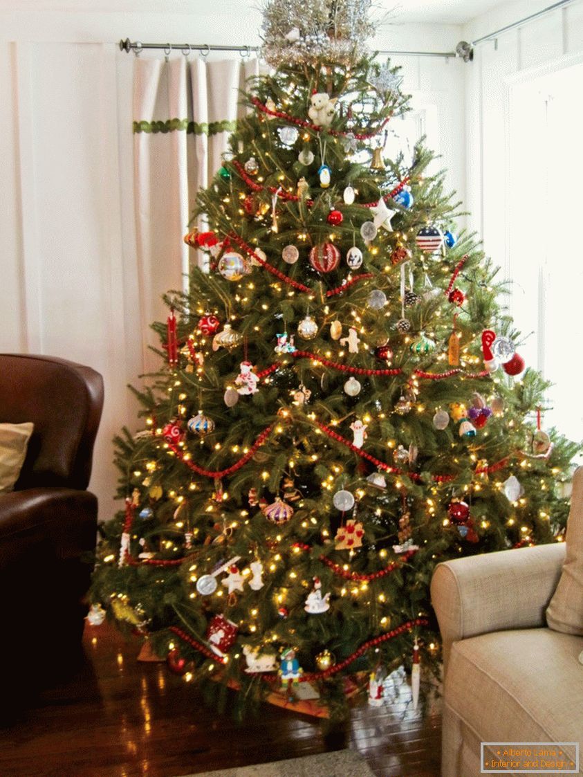 Műanyag játékok a karácsonyfa számára - biztonságos és gyönyörű