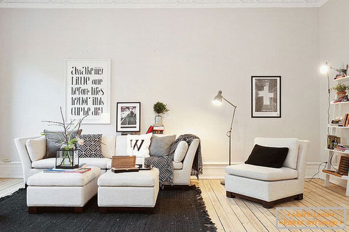 A skandináv stílus a belső térben vonzza az egyszerűségét és a kényelmet. A nyugodt, puha színek nagyszerűen szolgálják a nappali elrendezését. 