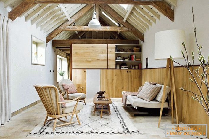 A skandináv stílusú jelenlétét elsősorban a természetes anyagok belsőépítészeti felhasználásával bizonyítják. A bútorok, a természetes kárpitok, a kis szőnyegpályák együtt alkotják a skandináv stílusú belsőépítészeti képet.