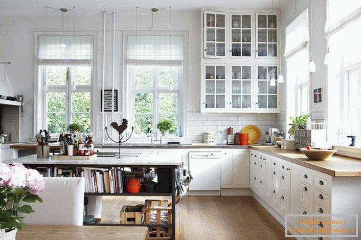 A skandináv stílusú tágas konyha legyen a lehető legvilágosabb. Elsőbbséget élvez a napfény, így a konyha nagy ablakokkal van ellátva, fából készült kerettel. 