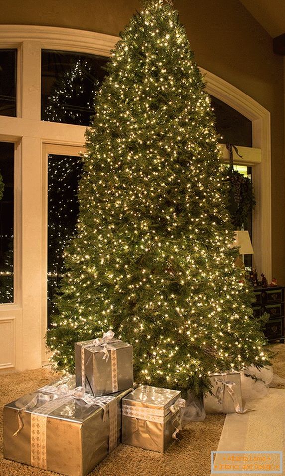 Szokatlan díszítése egy hatalmas karácsonyfa füzérek