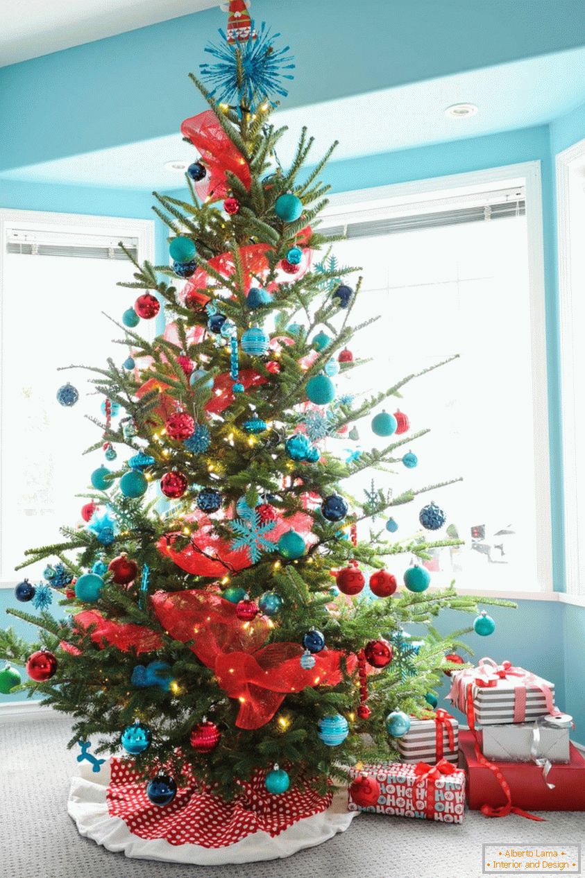 A karácsonyfa kék és piros színekkel díszítve