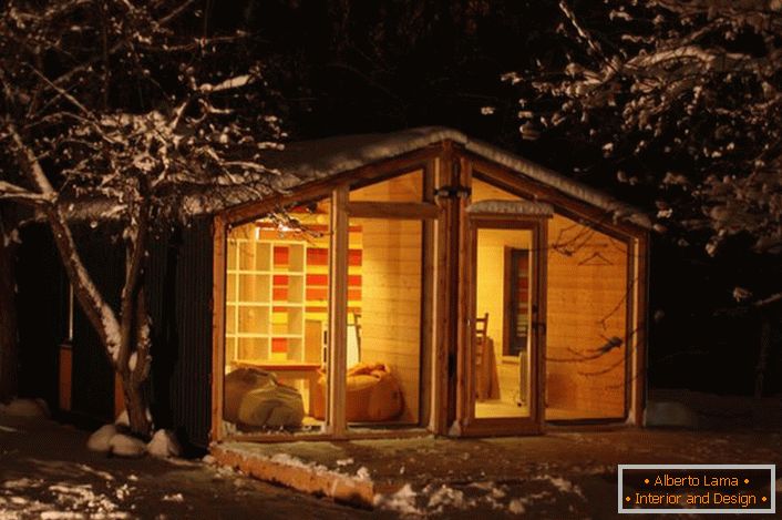 Egy mesés ház az erdő havas szélén. A moduláris otthon előnye a praktikum és a funkcionalitás.