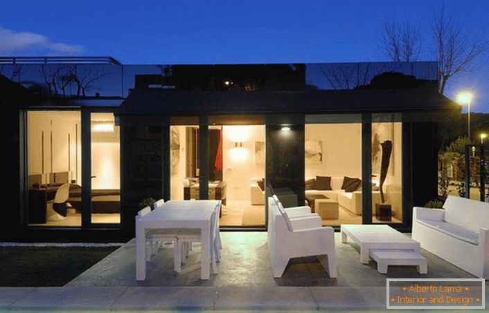 A moduláris ház stílusos kialakítása szervesen néz ki egy megfelelően kialakított udvarral. 