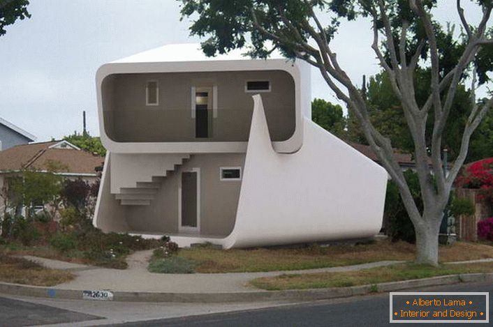 A kétemeletes moduláris ház szokatlan kialakítása vonzza a szemet. A ház felépítése egész évben használható. 