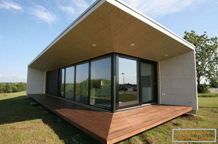 A moduláris otthonok gyakran egyszerű, egyszerű kialakításúak. A design stílusosnak tűnik, és az udvar helyes kialakítása csak a formatervezés kifinomultságát hangsúlyozza. 