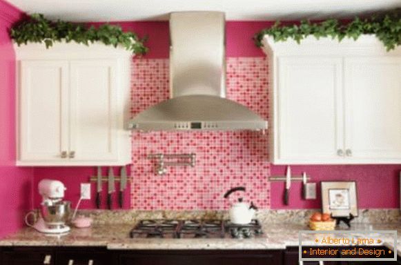 Rózsaszín falak és fekete-fehér bútorok a konyhában