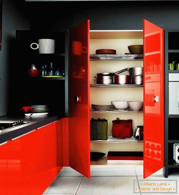 Fekete falak és piros bútorok a konyhában
