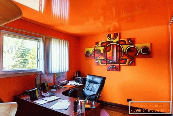 Világos belső tér, narancssárga színű stretch mennyezet