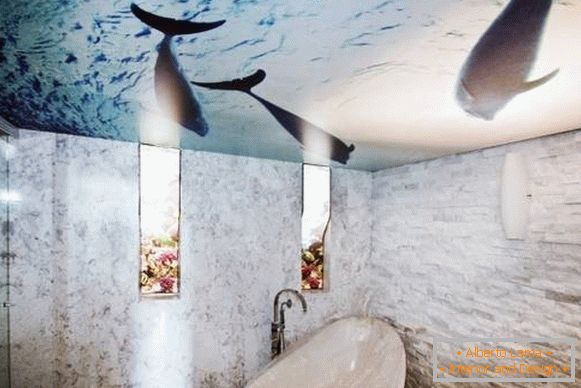 Eredeti sztreccs mennyezet egy képzel a fürdőszobában