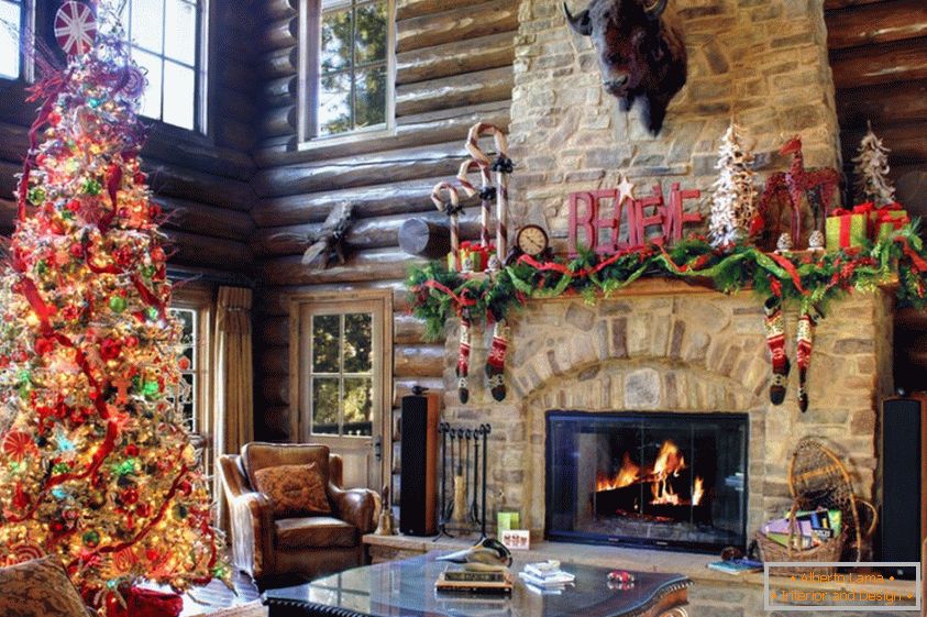 Színes természetes karácsonyfa a nappaliban