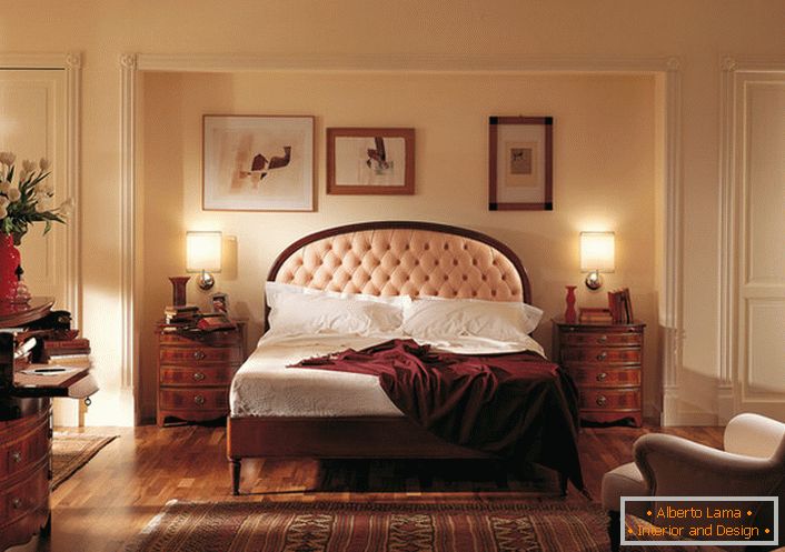 A nemes angol stílus a hálószobában vonzó és szerény. A figyelem középpontja egy magas fejlécű ágy, amelyet puha világos bézs kendővel burkolnak.