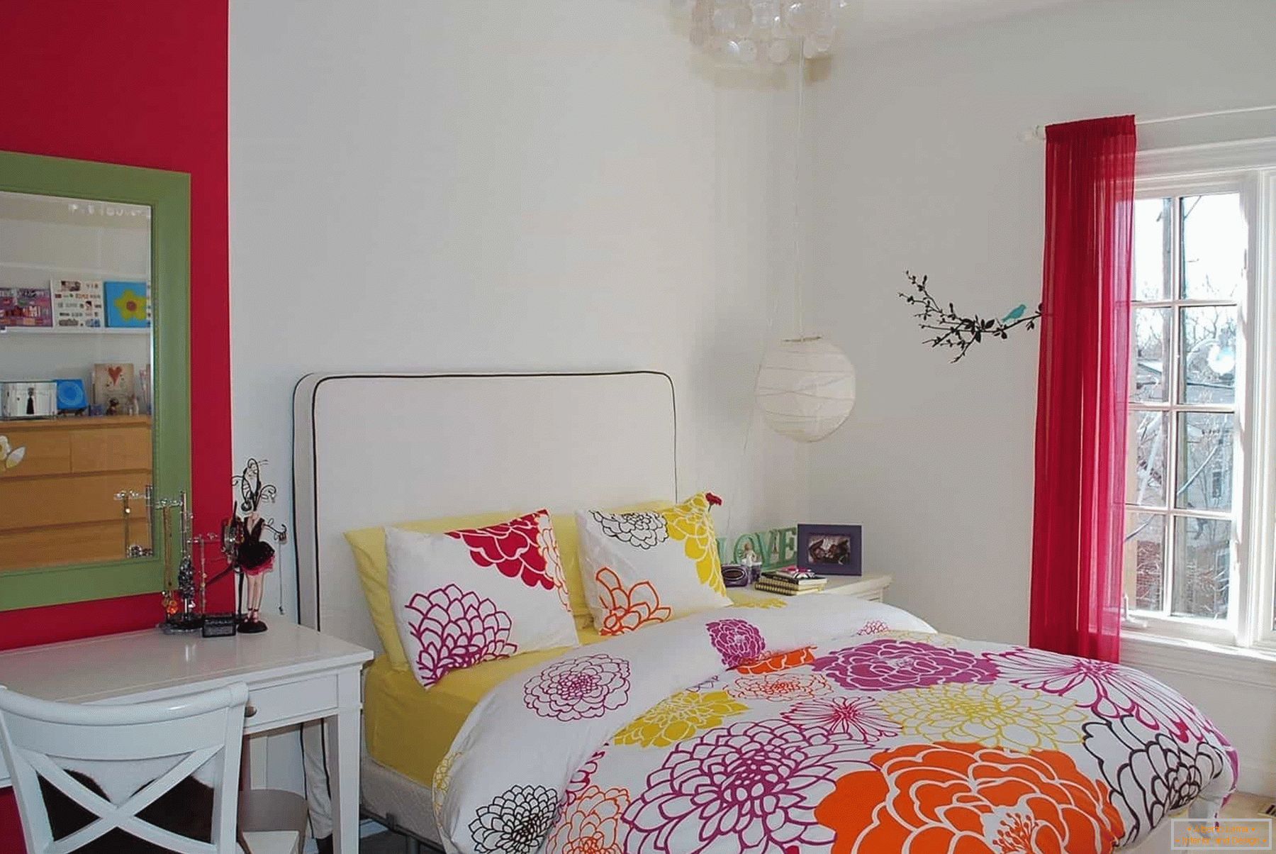 A tizenéves lány fehér szobájában színes ágynemű és dekor elemek
