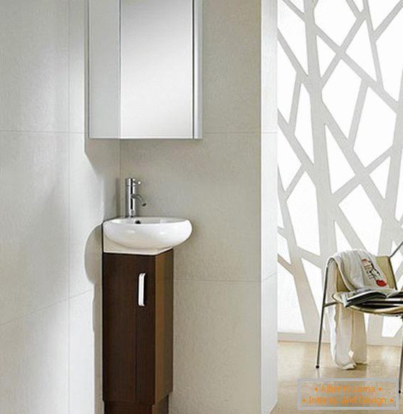 Egy minimalista öltözőasztal egy kis fürdőszobában