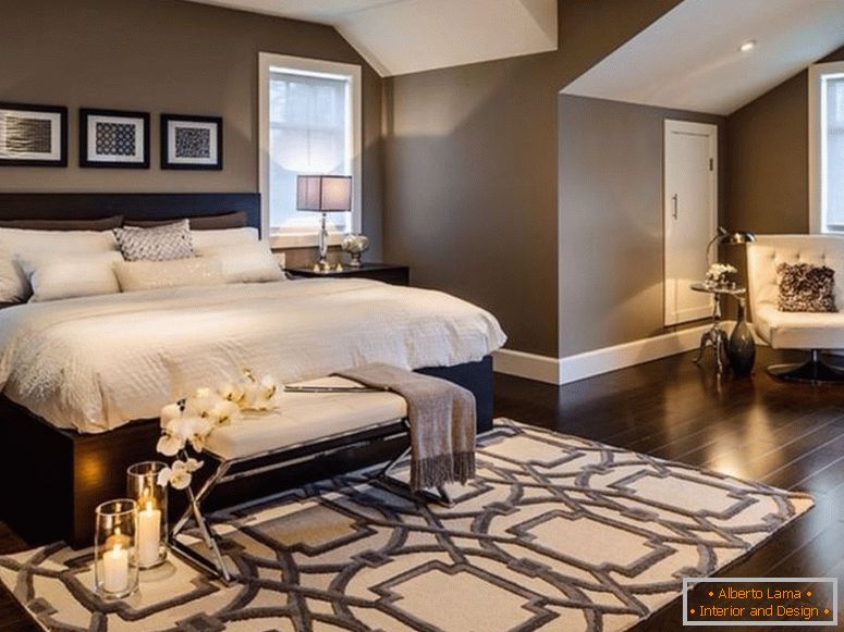 4-romantikus-gyertya-és kényelmes-pad-in-modern hálószoba-ötletek-with-wide-tölgy-bed-and-white-paplan