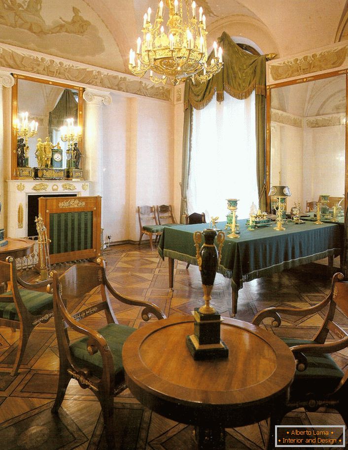 Ebédlő Empire stílusban egy nagy vidéki házban Dél-Franciaországban.