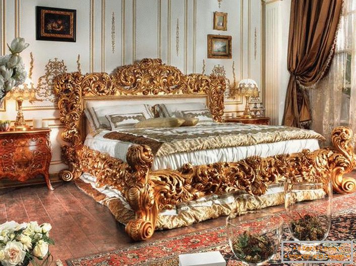 A fényűző ágy az Empire stílus legjobb hagyományaiból készül. A nemes aranyszínű faragott fából készült masszív háttámlák a többi belső részlet hátterében állnak.