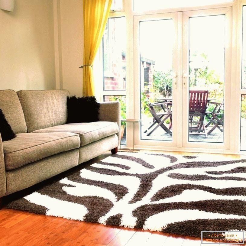 Fekete-fehér szőnyeg a nappaliban