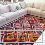 Fehér kanapék és török ​​szőnyeg