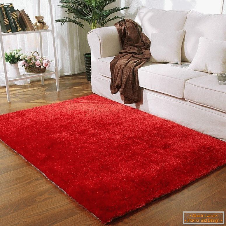 Vörös szőnyeg egy fehér kanapé előtt