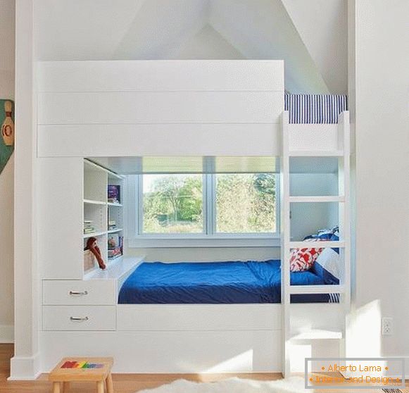 Fehér emeletes ágy возле окна
