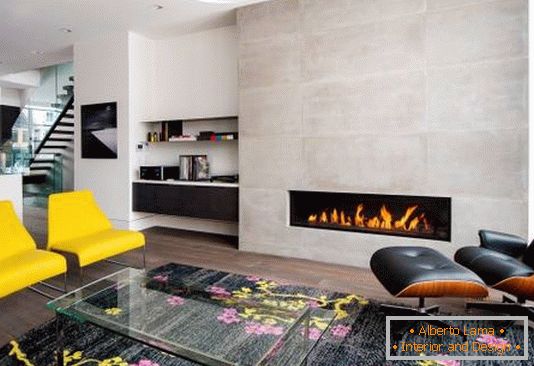 Modern nappali világos színekkel és kandallóval