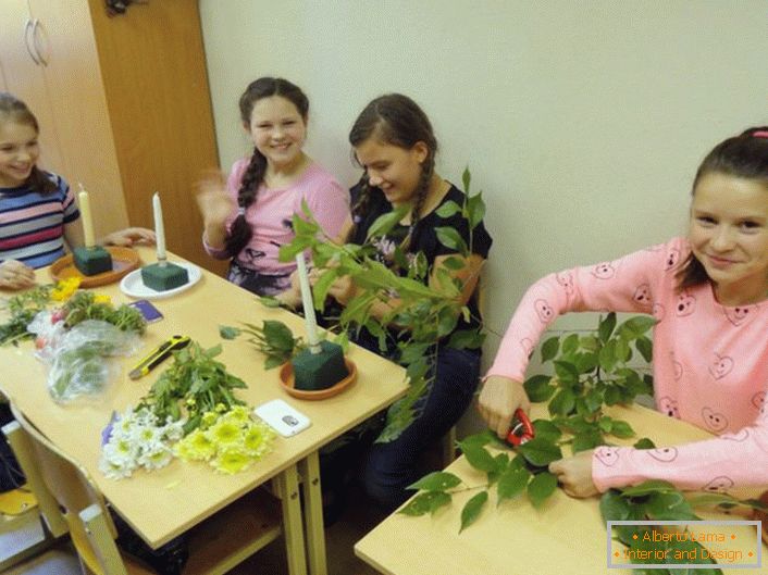 Megtanuljuk, hogyan díszítjük a gyertyatartókat virágokkal és levelekkel.