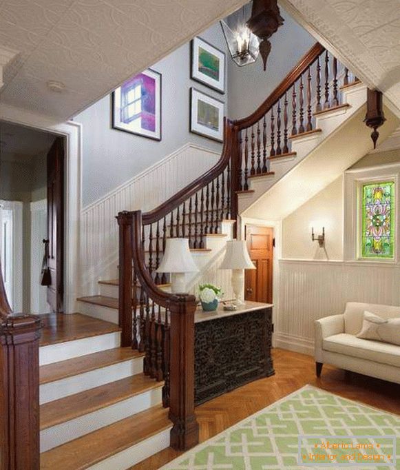 A lépcső befejezése a házban - fénykép fából készült korlátokkal