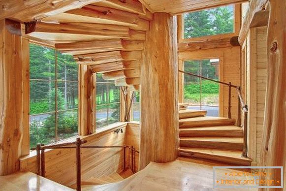 A fából készült lépcső kialakítása egy faházban